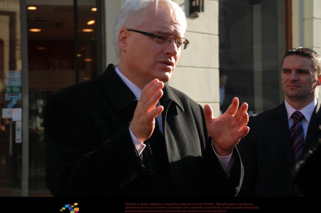'22.01.2012., Zagreb - Predsjednik RH, Ivo Josipovic prosetao se centrom grada i pozdravljao se s gradjanima.  Photo: Luka Stanzl/PIXSELL'