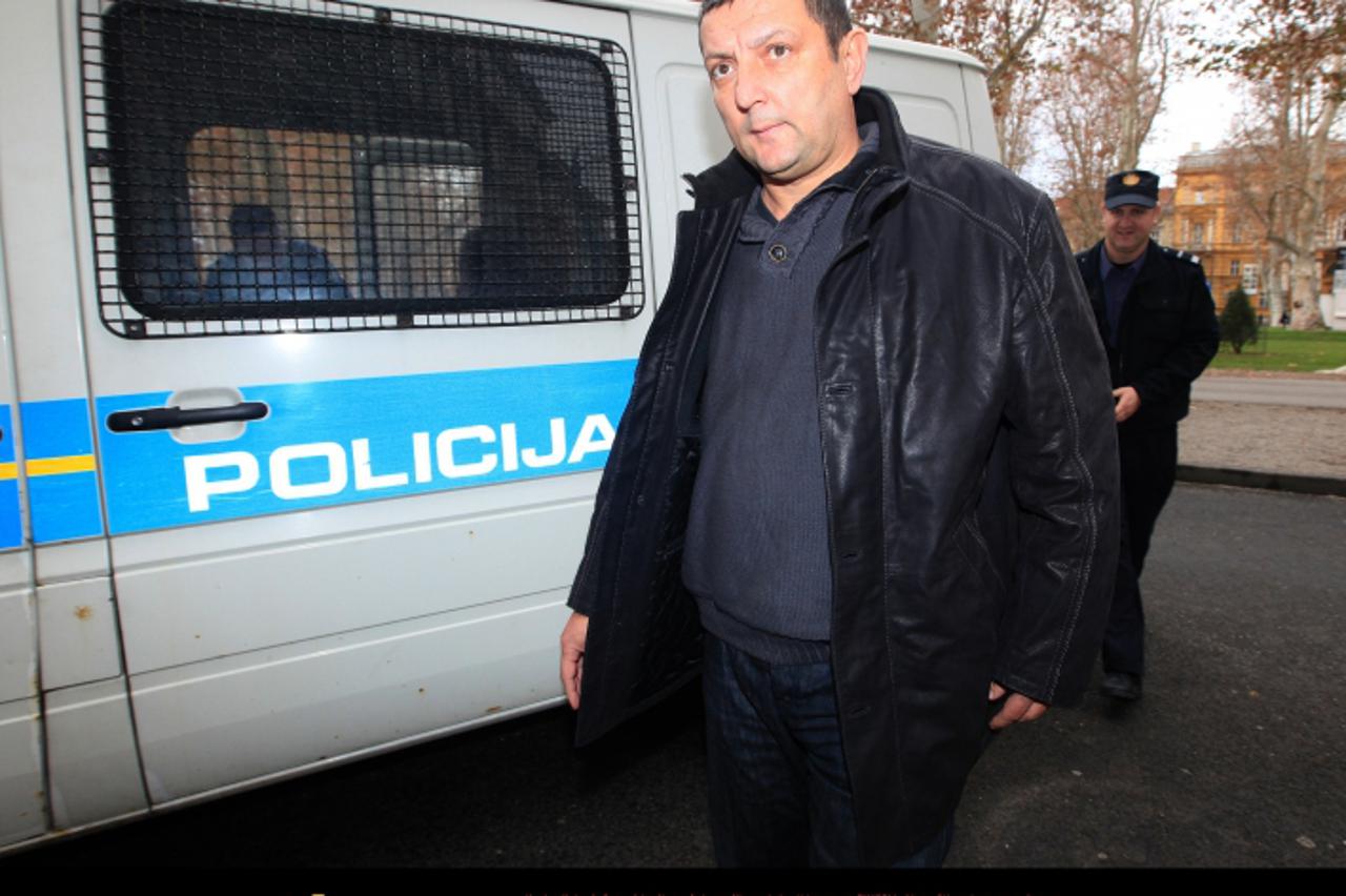 '10.12.2011., Zagreb - Bivsi nogometni sudac Zeljko Siric u pratnji policije dolazi na Zupanijski sud zbog optuzbi za mito i korupciju.  Photo: Robert Anic/PIXSELL'