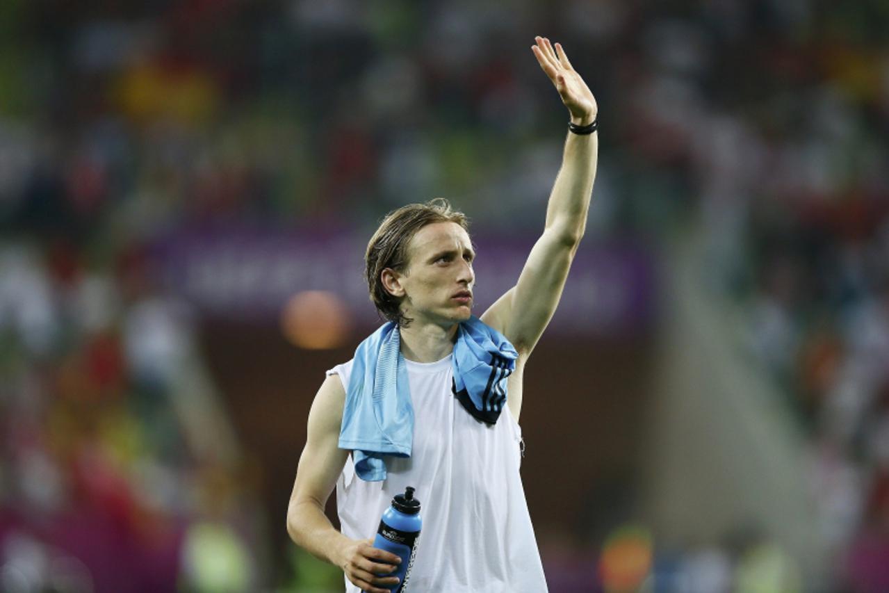 'Croatia\'s Luka Modric waves at the end of their Group C Euro 2012 soccer match against Spain at the PGE Arena in Gdansk June 18, 2012.   REUTERS/Kai Pfaffenbach (POLAND  - Tags: SPORT SOCCER)'