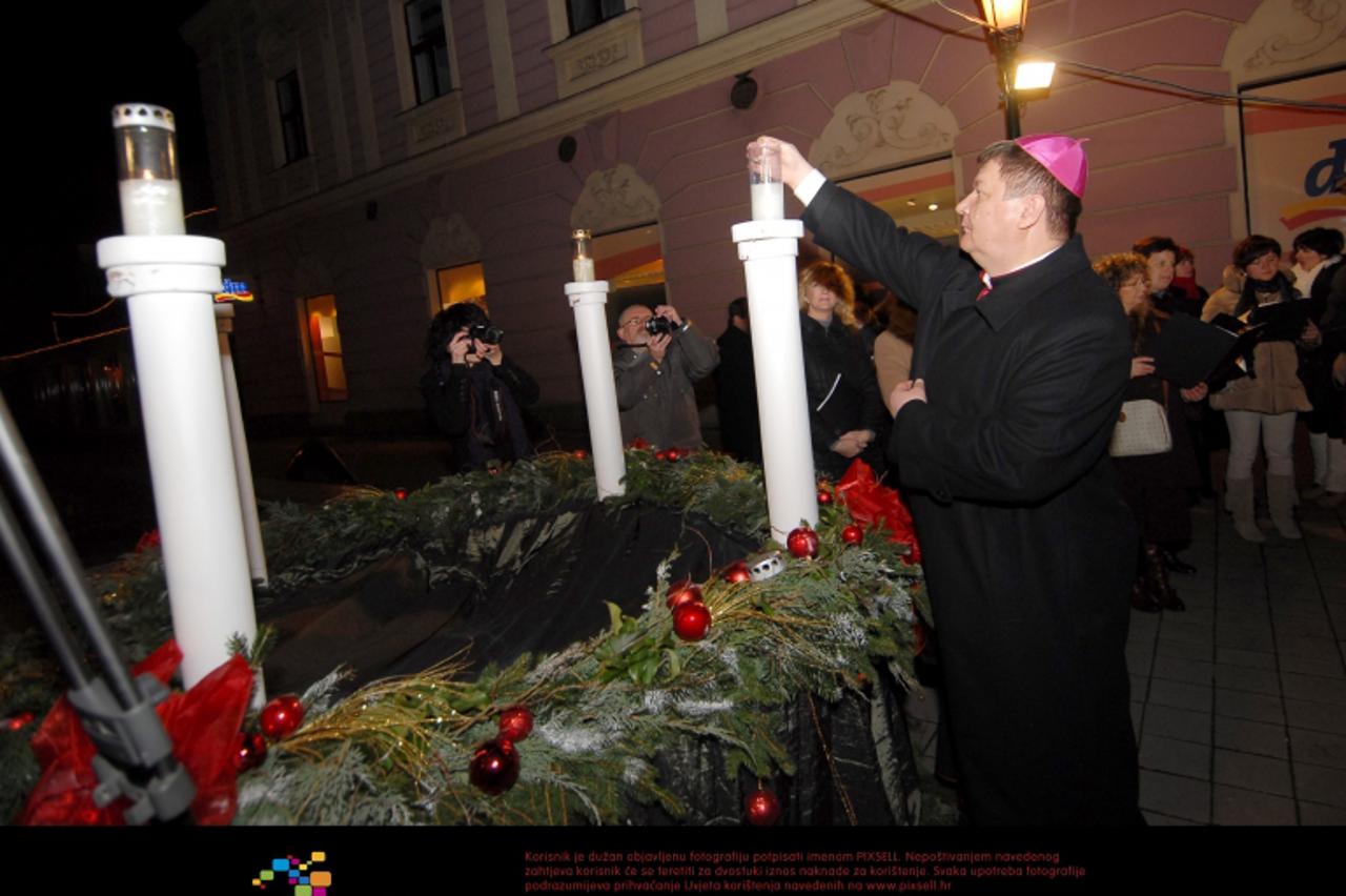 '22.12.2012., Bjelovar - Na Adventskom trgu upaljena i cetvrta adventska svijeca, a upalilo ju je mon. Vjekoslav Huzjak, biskup Bjelovarsko-krizevacke biskupije.  Photo: Damir Spehar/PIXSELL'