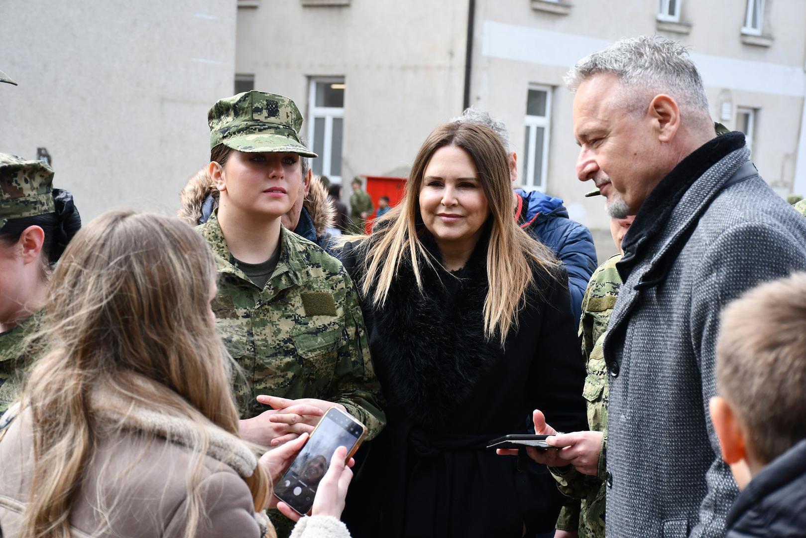 Objava fotografije u uniformi izazvala je velik odjek na društvenim mrežama, gdje su se ubrzo počele nizati brojne poruke podrške i čestitke. Pratitelji su izražavali ponos i oduševljenje riječima poput: “Čestitam i sretno”, “Naša mladost, naš ponos”, “Bog, obitelj i domovina”, ali i uputili posebne čestitke roditeljima.