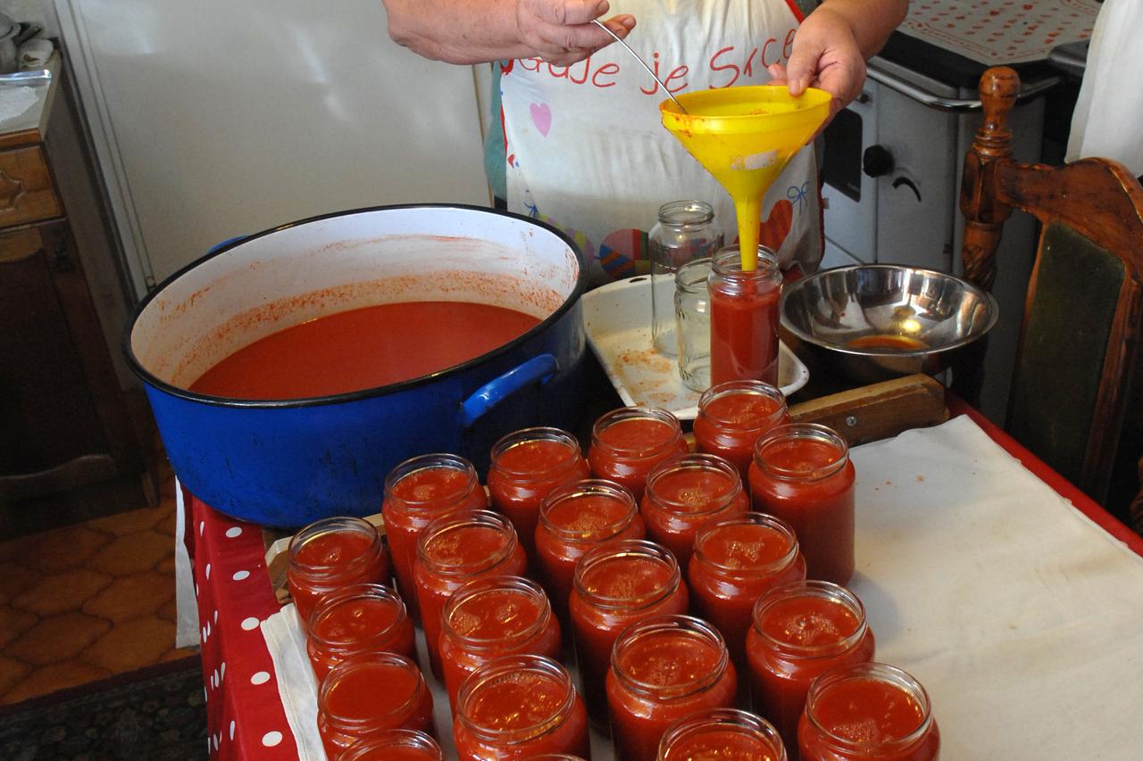 22.08.2014., Bjelovar, - Na bjelovarskom podrucju pocela je prva (u nizu) berba rajcica uzgojenih na otovrenom u obiteljskim vrtovima, a koje ce posluziti za pripremu zimnice, odnosno kuhani 
