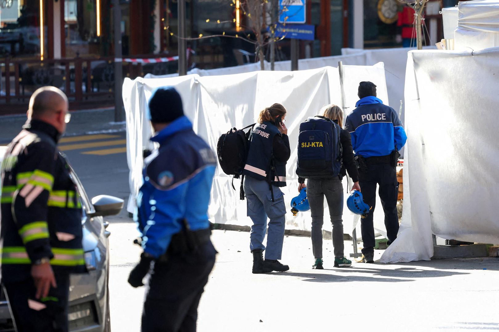 Nekoliko desetaka ljudi, prema sadašnjim informacijama, poginulo je u strašnom požaru u prepunom baru za vrijeme novogodišnje zabave u luksuznom skijalištu u Crans-Montani. Talijansko ministarstvo vanjskih poslova izvijestilo je da informacije švicarske policije upućuju na oko 40 mrtvih, ali se policija na konferenciji za novinare ograničila na informaciju o "desecima" smrtno stradalih