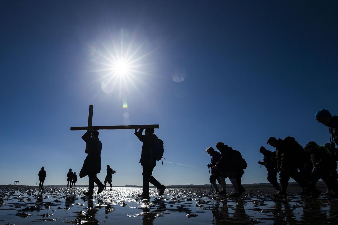 Easter pilgrimagePilgrims carry a cross on the final leg of the Northern Cross pilgrimage to Holy Island near Berwick-upon-Tweed in Northumberland.Danny Lawson Photo: Press Association/PIXSELL