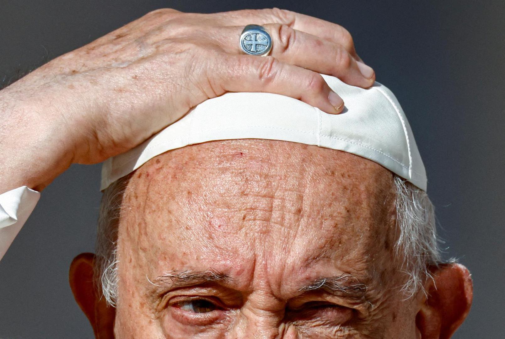 Napustio je prostranu rezidenciju u Apostolskoj palači koji su koristile pape u prošlom stoljeću, preselio se u sićušni apartman u vatikanskom pansionu i okrenuo leđa raskošnoj papinskoj ljetnoj rezidenciji u Castel Gandolfu.
