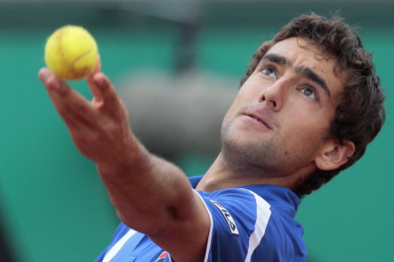'Croatia\'s Marin Cilic serves during his Men\'s fourth round match against Sweden\'s Robin Soderling  in the French Open tennis championship at the Roland Garros stadium, on May 30, 2010, in Paris. A