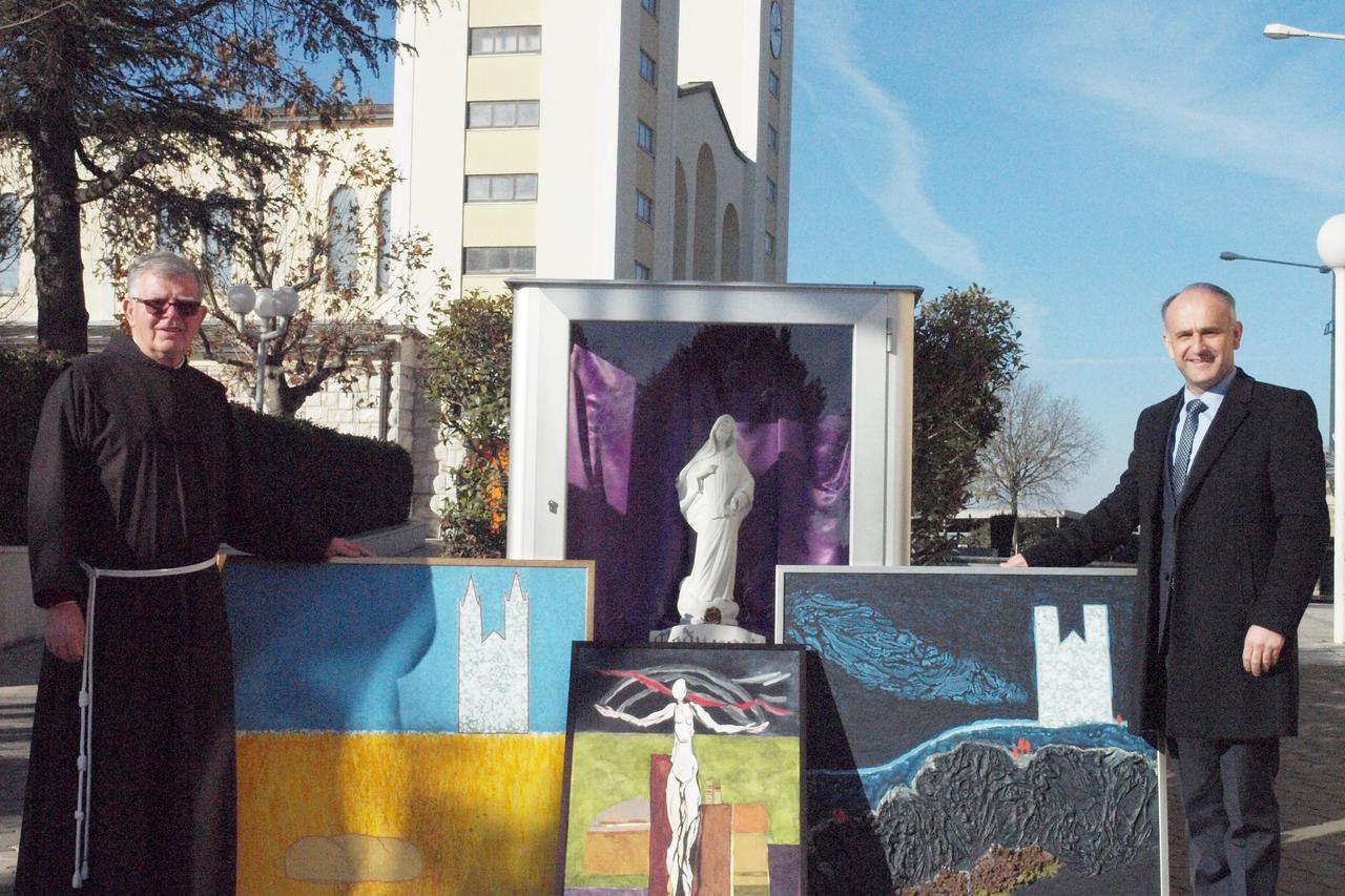 Dekan Mario Vasilj vrijedna umjetniča djela predao je fra Karlu Lovriću predsjedniku Fonfa 