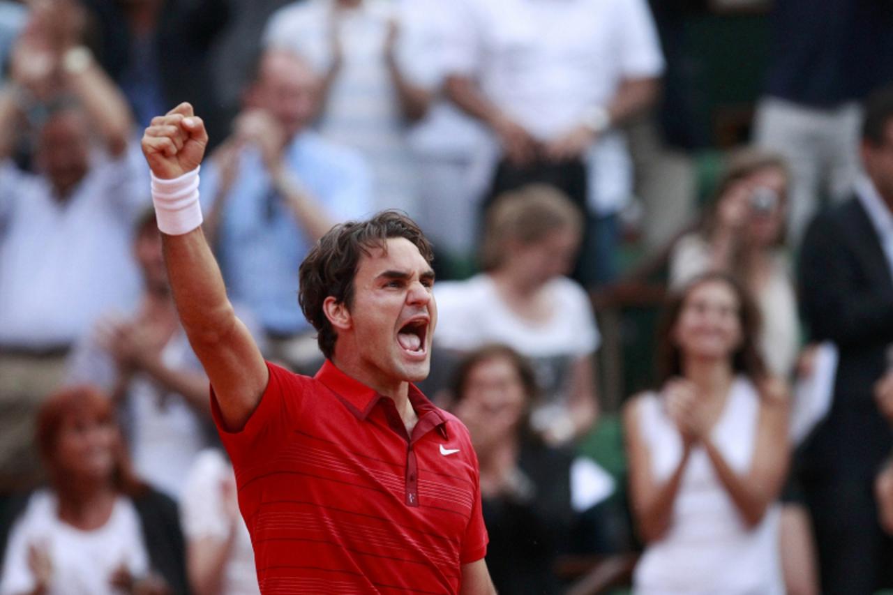 'Roger Federer of Switzerland reacts after defeating Novak Djokovic of Serbia during their semi-final match at the French Open tennis tournament at the Roland Garros stadium in Paris June 3, 2011.    