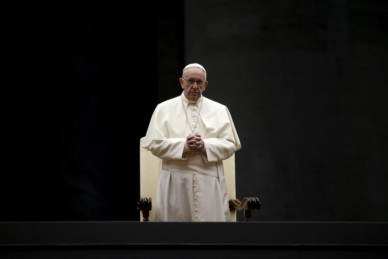 Jorge Mario Bergoglio rođen je 17. prosinca 1936. godine u Buenos Airesu, ali je talijanskog podrijetla. Prema njegovoj službenoj vatikanskoj biografiji, zaređen je za isusovca 1969., a studirati je nastavio u Argentini i Njemačkoj.
