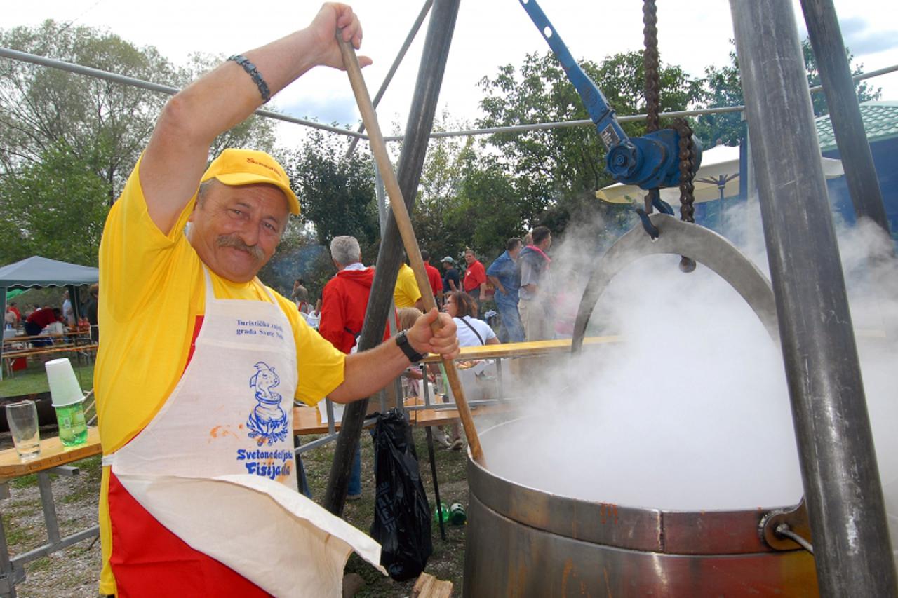'gradska...zagreb...05.09.2009. ..sveta nedjelja, fishijada na rakitju, okupljeno je 27 natjecatelja koji se natjecu ko ce napraviti bolji fish, a tu je i bio veliki lonac od 600 litara u kojem se ist