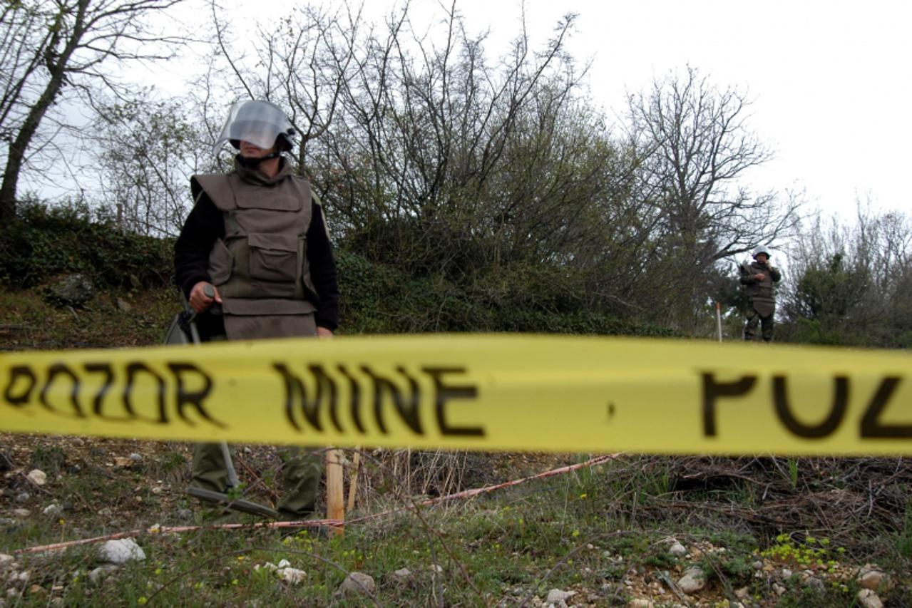 'za bih.....10.04.08.......stolac....demineri.....deminiranje........snimio: velimir begic'