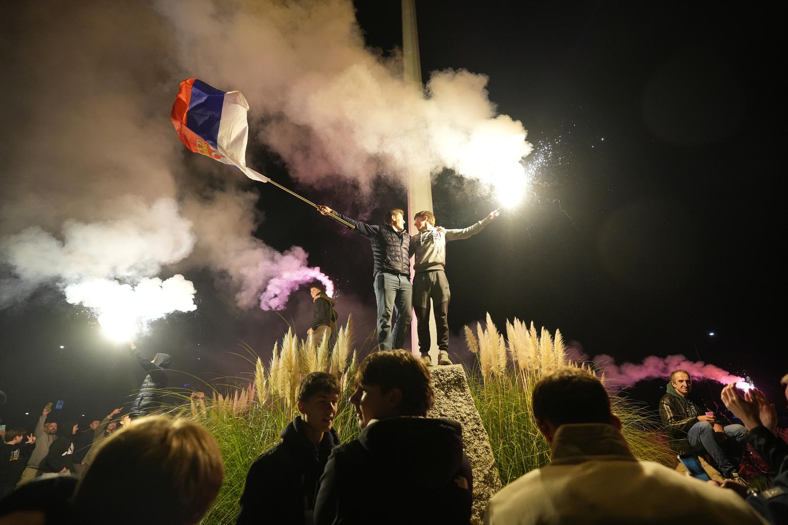 Izvanredni izbori uslijedili su nakon gotovo dvije godine studentskih prosvjeda protiv korupcije i autoritarizma, koji su potaknuti pogibijom 16 osoba prilikom urušavanja nadstrešnice željezničkog kolodvora u Novom Sadu 2024. godine.
