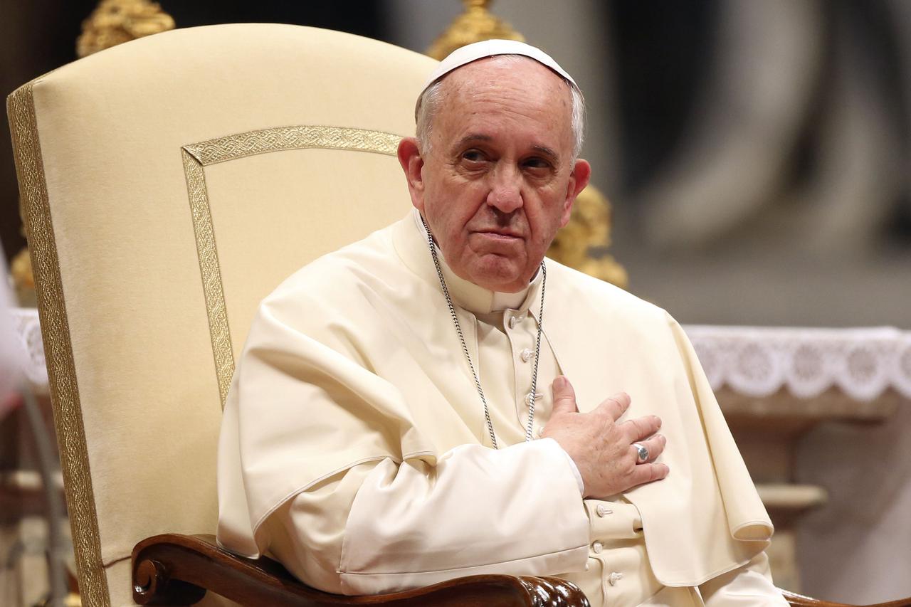 Pope Francis attends during an audience with the Sri Lankan community in St. Peter's Basilica at the Vatican February 8, 2014.  REUTERS/Alessandro Bianchi (VATICAN - Tags: RELIGION)