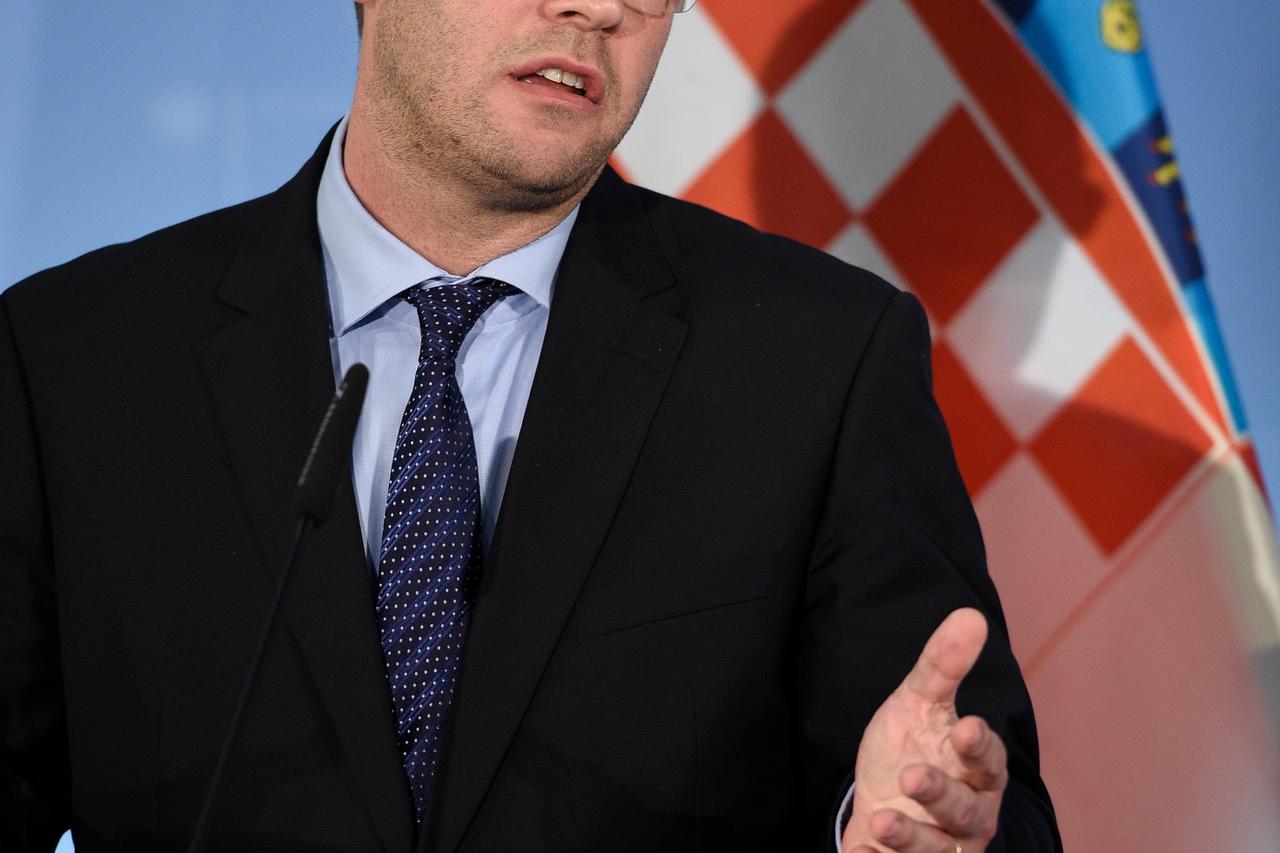 German Foreign Minister Frank-Walter Steinmeier (R) and his Croatian counter part Davor Stier hold a joint press conference at the Federal Foreign Office in Berlin, Germany, 14 December 2016. Photo: Rainer Jensen/dpa /DPA/PIXSELL
