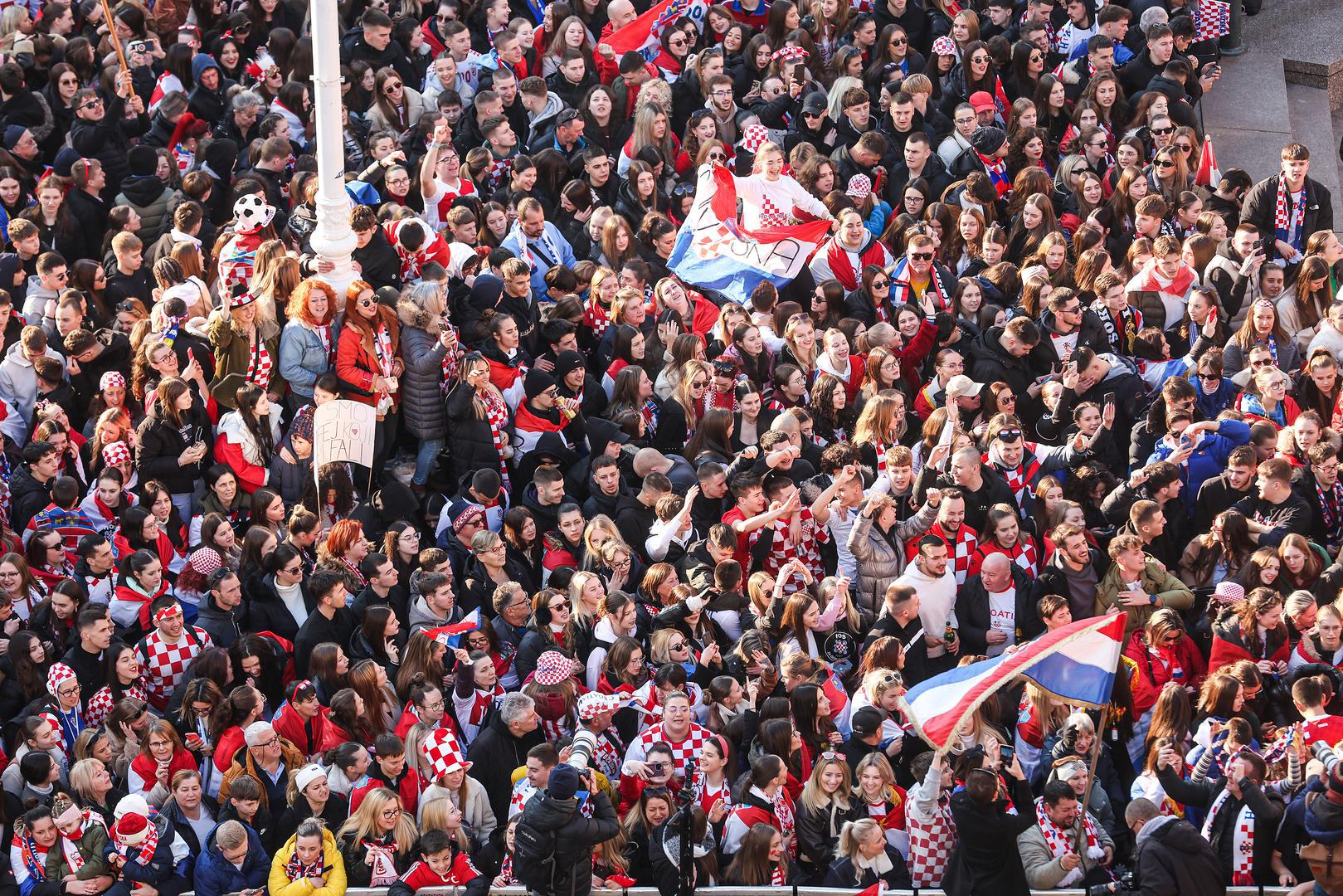 Ondje ih već satima nestrpljivo iščekuje više destaka tisuće ljudi.