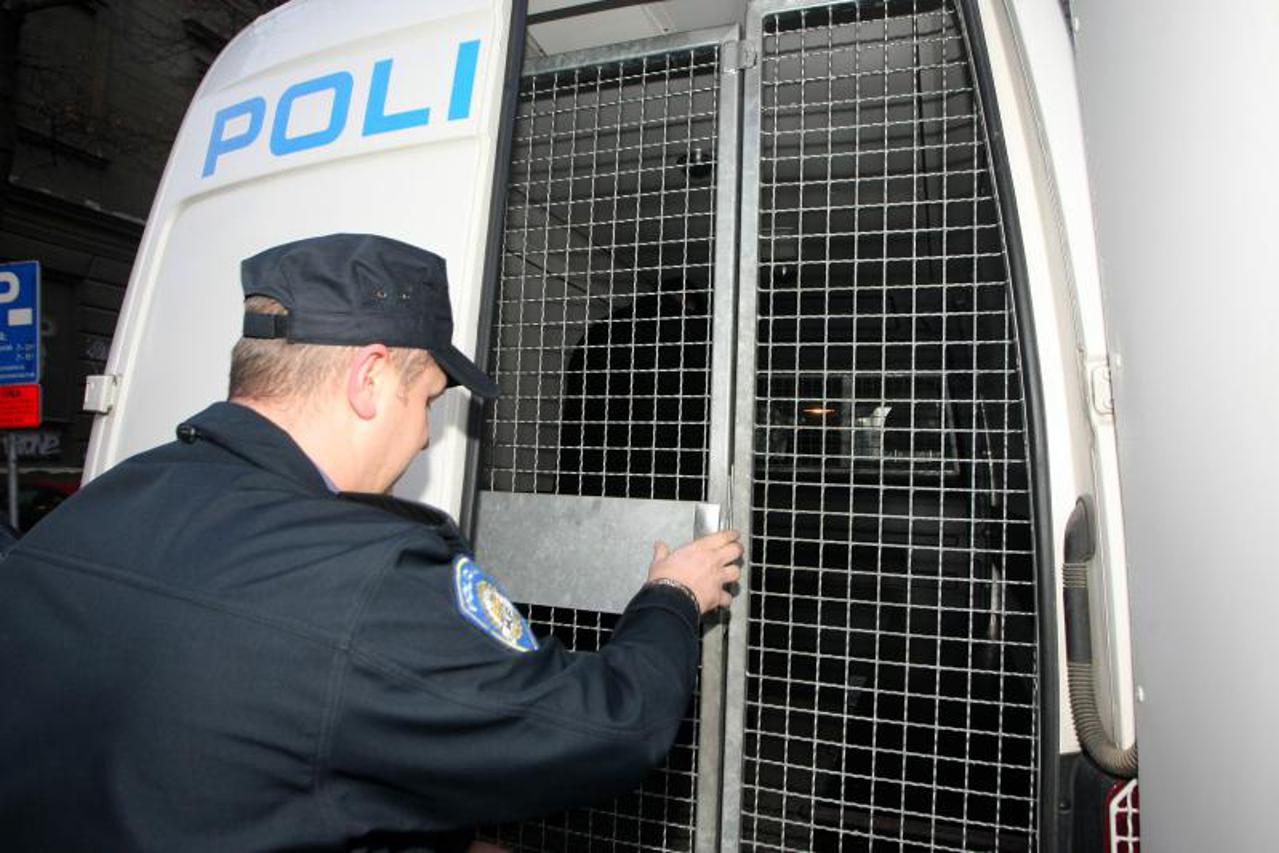 neven šprajcer, policija, marica, policijski kombi (1)