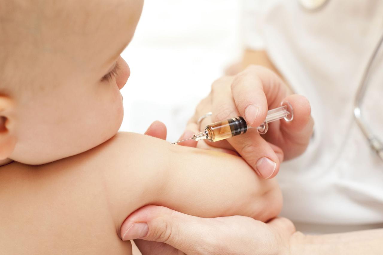 Little baby get an injection