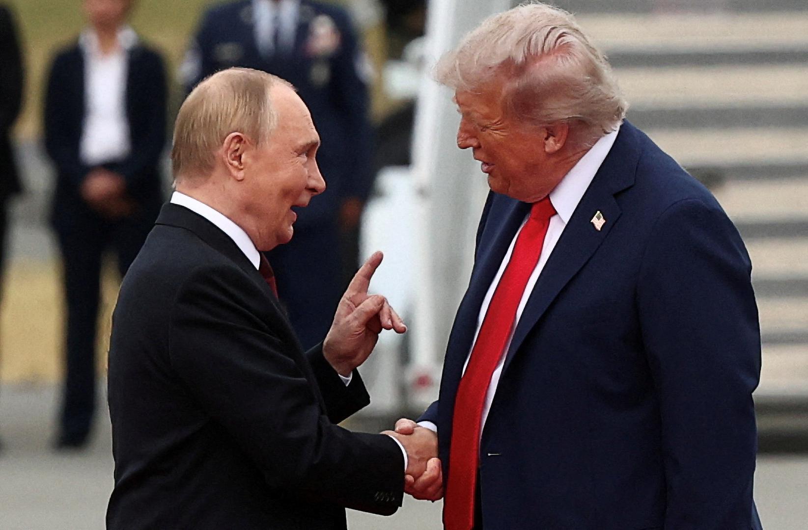Trump je Putina dočekao vrlo srdačno, a čak mu je kratko i zapljeskao prije nego su se rukovali. No, čini se da se ruski predsjednik Vladimir Putin time ne opterećuje. Barem tako sugerira njegova neverbalna komunikacija nakon slijetanja na Aljasku. 
