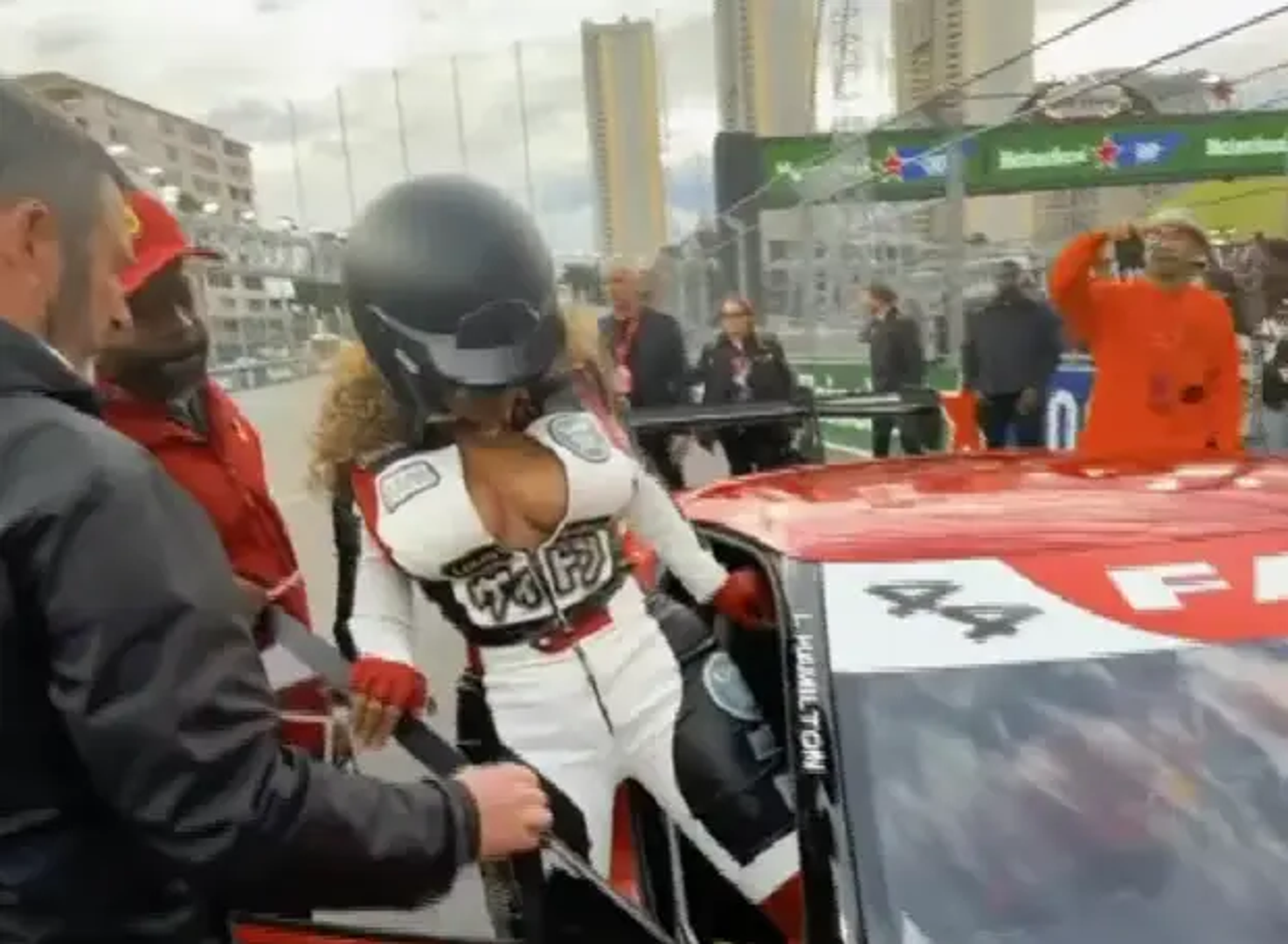 U Las Vegasu se održava utrka Formule 1, no nitko danas nije gledao u vozače i bolide. Naime, pjevačica Beyonce pojavila se na paddocku neposredno prije početka utrke i ukrala svu pozornost.
