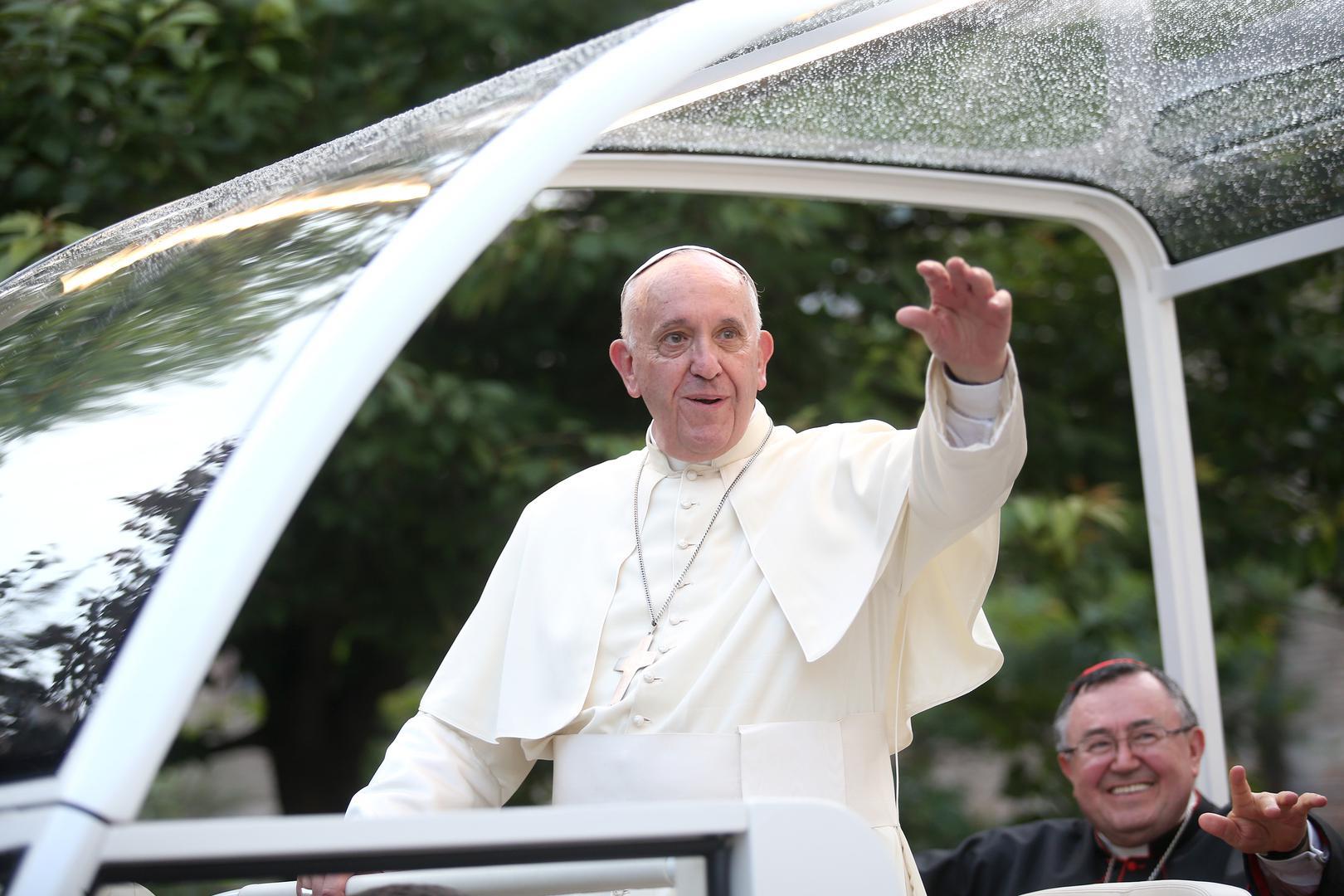 "Papa Bergoglio došao je u Sarajevo kao 'hodočasnik mira i nade' i na stadionu Koševo poručio je: 'Nikad više rata'", podsjeća portal sarajevskog Dnevnog avaza. Piše kako je papa Franjo u Sarajevo stigao potpuno posvećen miru i pri tom istaknuo kako su taj grad kao i cijela BiH sastavni dio Europe. On je tada pozvao međunarodnu zajednicu, a posebice Europsku uniju, da zajedno rade na promicanju integracije i promjene, te traže učinkovita i originalna rješenja za probleme i liječe najdublje rane kroz put koji čisti sjećanje i daje nadu u budućnost.
