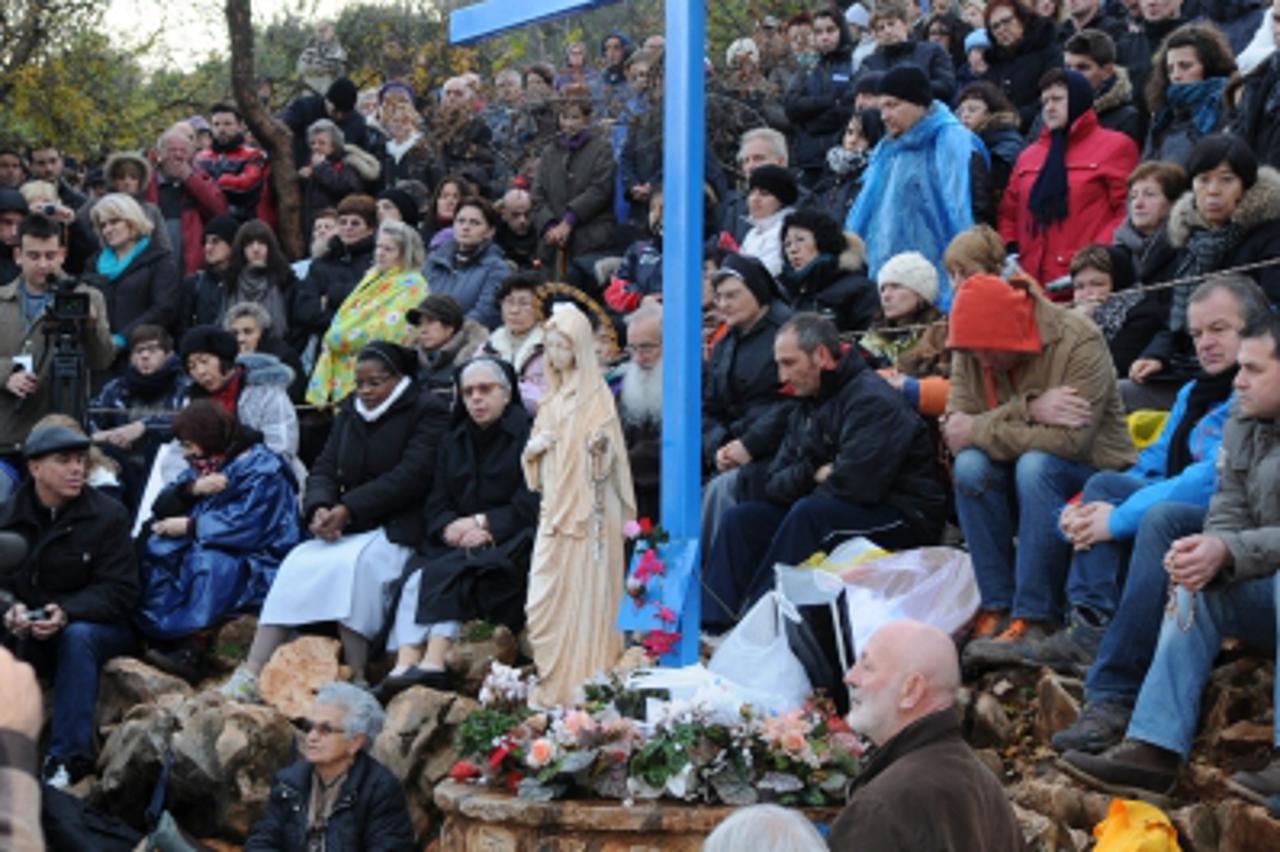 'Mnogo prije dolaska vidjelice Mirjane  hodoèasnici se okupe oko Plavog Križa gdje se ukazanje i dogadja. Medjugorje,02.12.2012.Snimio:Marijan Sivriæ'