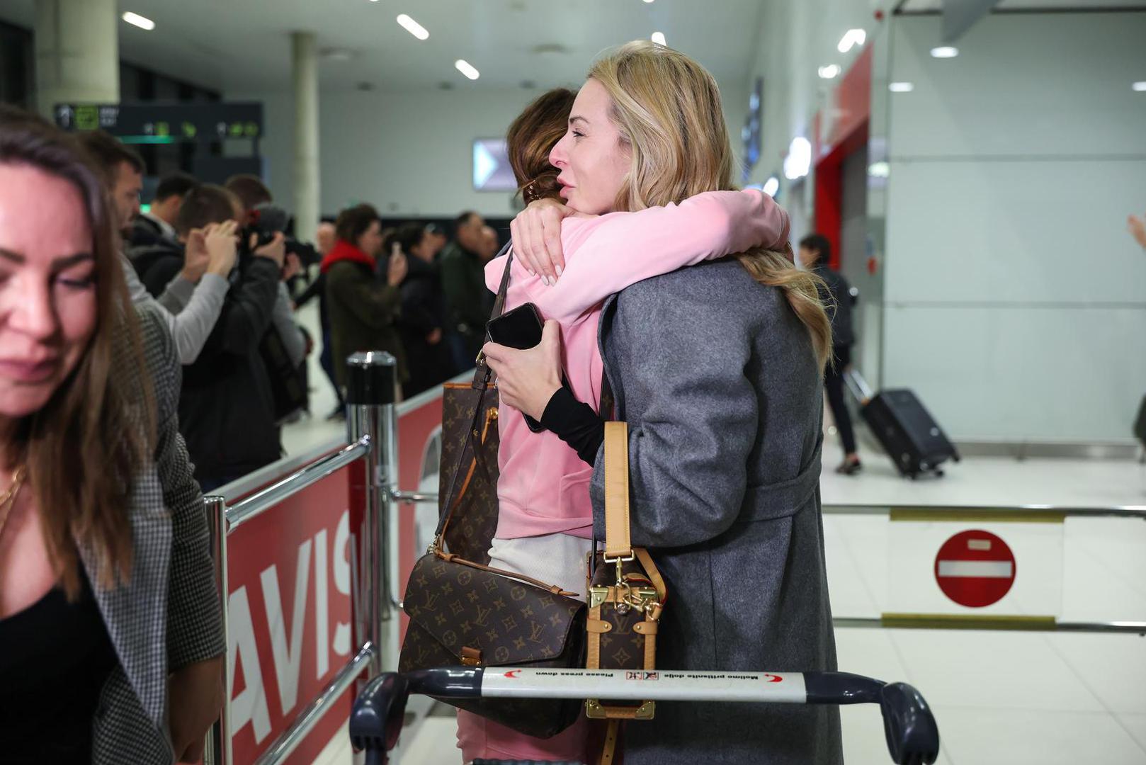 Tim je letom omogućen povratak 39 hrvatskih državljana, a na letu je bilo i 13 Nepalaca, 11 Nijemaca, po devet Rumunja i Poljaka, po četvero državljana Bosne i Hercegovine, Austrije, Srbije i Indije, po troje državljana iz Slovenije, Australije i Ujedinjene Kraljevine te po dva državljana Francuske i Sjedinjenih Država. 
