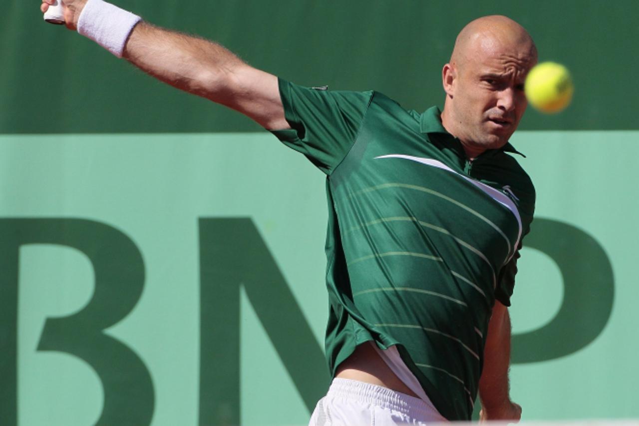 \'Croatia\'s Ivan Ljubicic returns the ball to Spain\'s Fernando Verdasco during their men\'s third round match in the French Open tennis championship at the Roland Garros stadium, on May 28, 2011, in