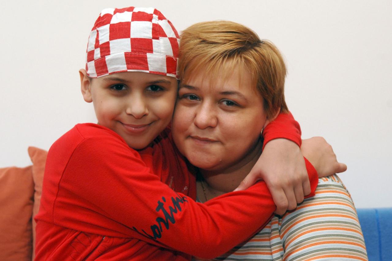 '19.11.2010. Zagreb -prica o djecaku Albertu Kerimu koji je nakon teske operacije noge zbog sarkoma ponovno krenuo u skolu-Alberto s majkom  Photo: Davor Visnjic/PIXSELL'