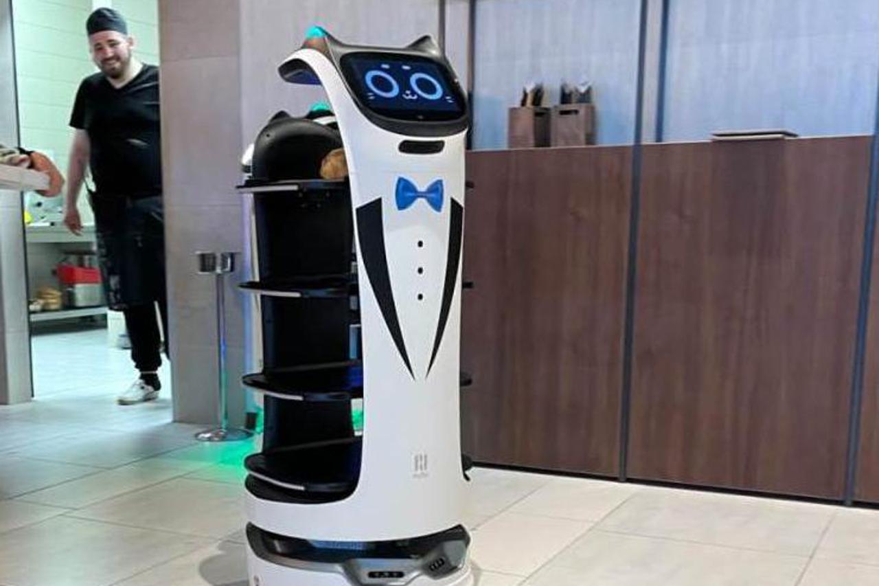 roboti konobari Derventa