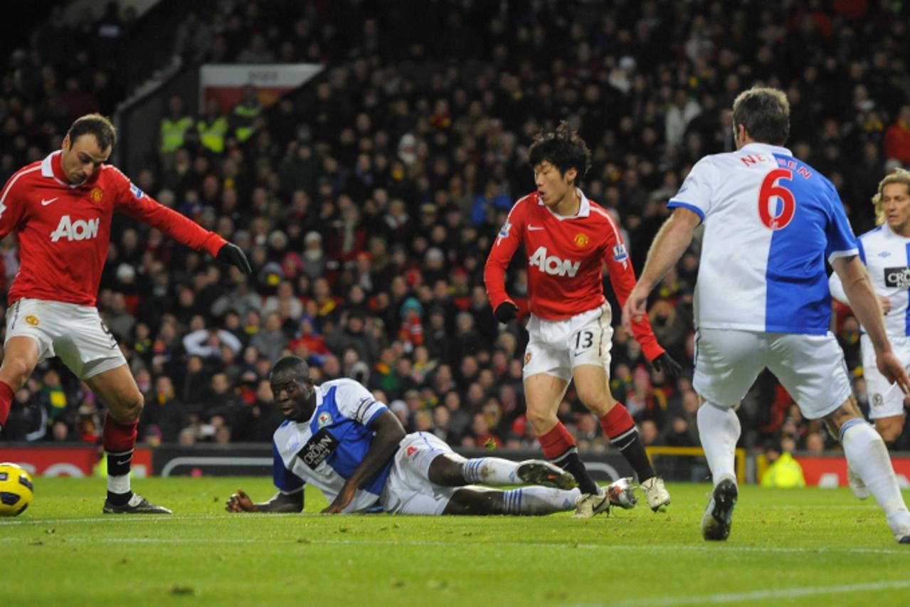 'Manchester United\'s Dimitar Berbatov (L) shoots to score his fourth goal against Blackburn Rovers during their English Premier League soccer match in Manchester, northern England November 27, 2010. 
