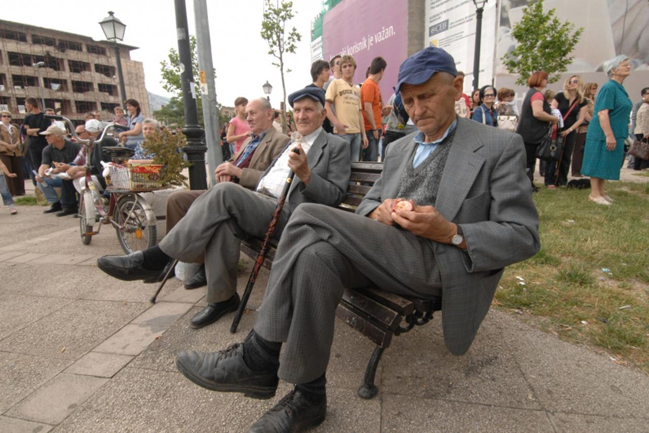 'POK BIH...mostar...spanjolski trg...umirovljenici... FOTO: Zoran Grizelj 16.05.2008...'