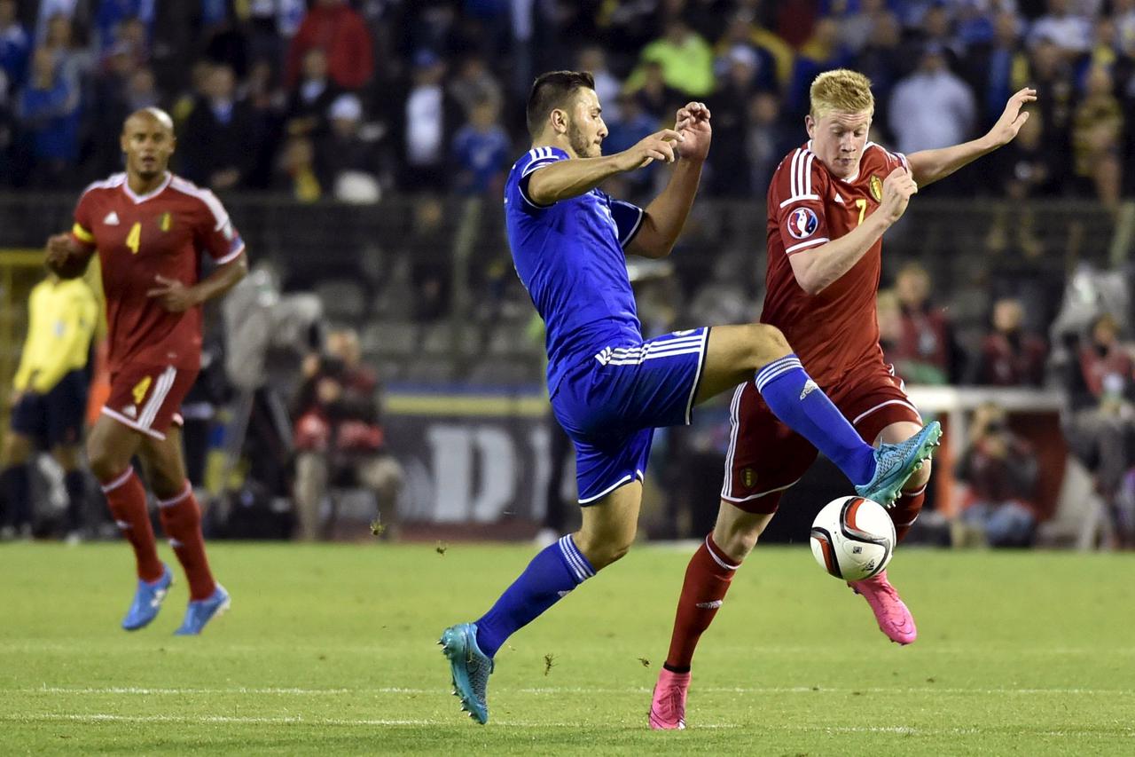 Belgium's Kevin De Bruyne (R) fights for the ball against Bosnia's Sead Kolasinac during their Euro 2016 qualifying soccer match in Brussels, Belgium September 3, 2015. REUTERS/Eric Vidal