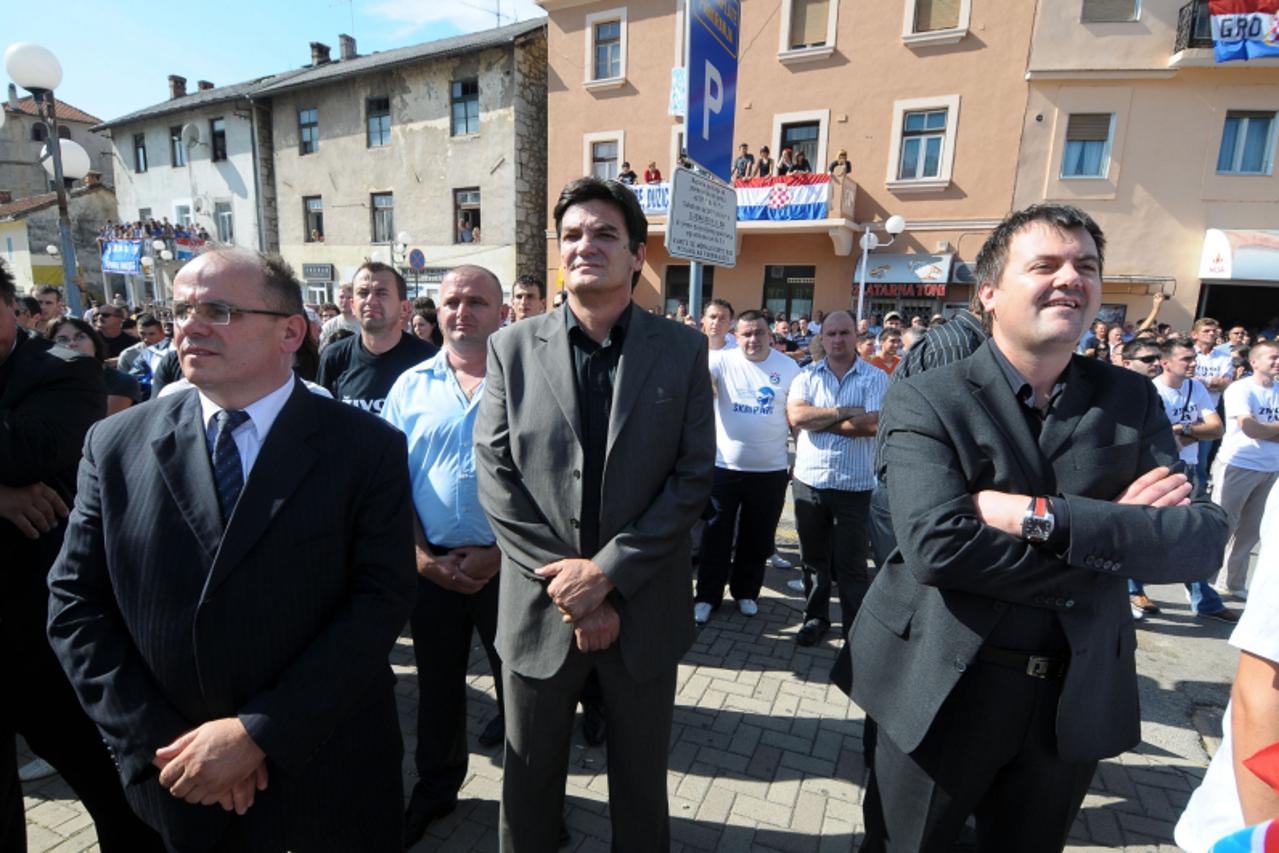 'bih...siroki brijeg...09.10.2009...prosvjed sirokobrijezana na gradskom trgu u centru grada zbog medijskog linca na grad nakon divljanja navijaca sarajeva , s lijeva: zvonko jurisic, ivica gaspar, vj