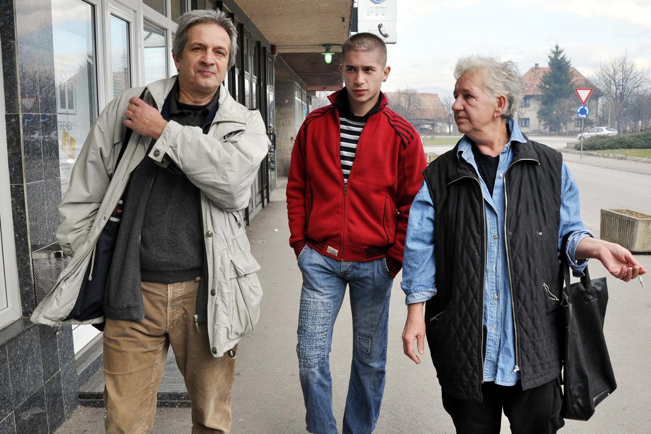 27.11.2009., Hrasnica, BiH - U ratu pronadjena beba Elvis Salkanovic, kojega je odgojila kao svoje dijete Ivanka Sucur, uskoro ce postati punoljetan. Ivanka i Elvis u drustvu novinara Zlaje Tulica posjetili mjesto na kojemu je 1993. Ivanka pronasla ostavl