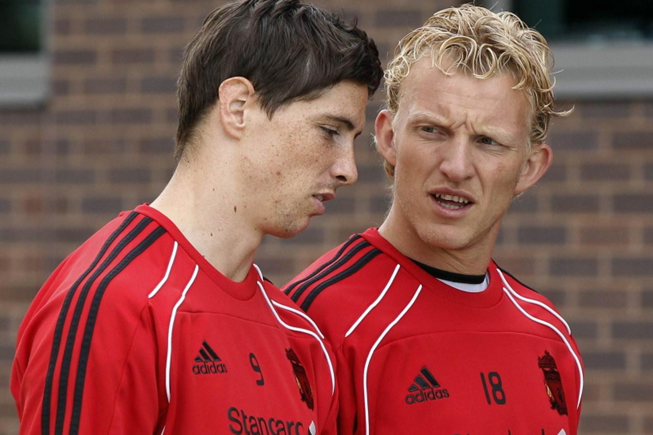 'Liverpool\'s Fernando Torres (L) talks with team mate Dirk Kuyt (R) as they arrive for a training session at the club\'s Melwood training complex in Liverpool, northern England, August 18, 2010. Live