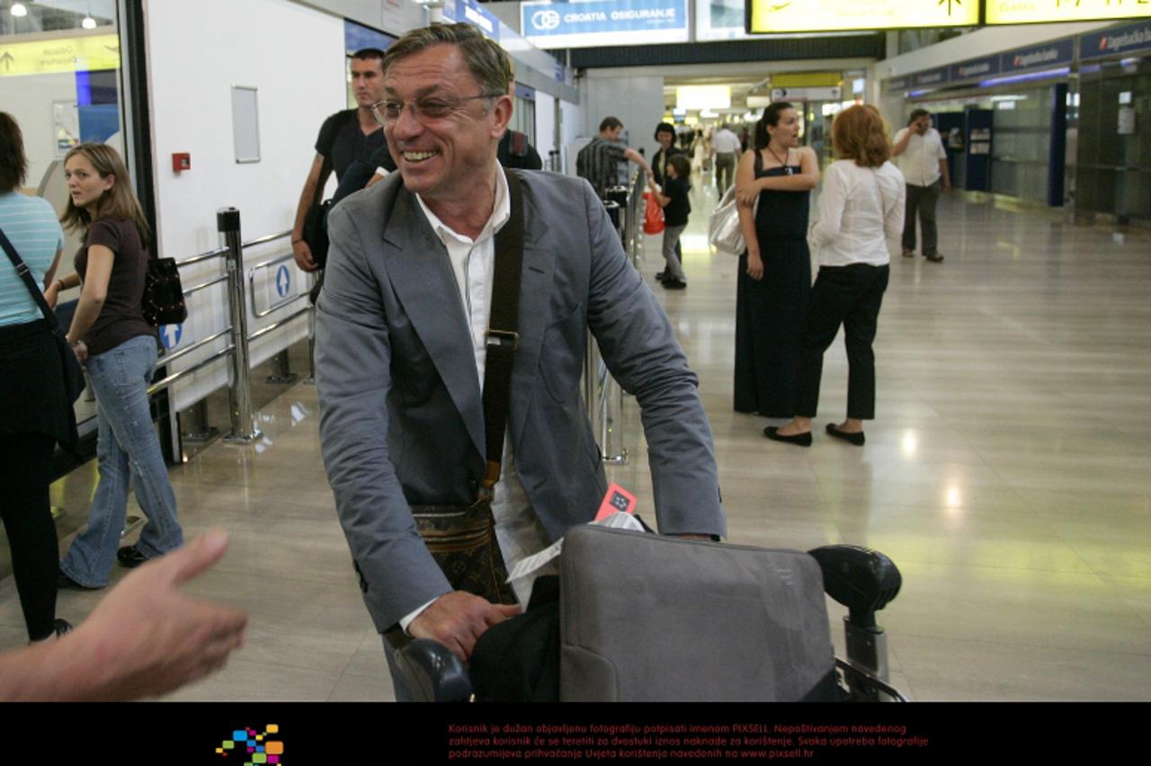 '06.06.2011. Pleso, Zagreb - Nogometni trener i izbornik reprezentacije Crne Gore Zlatko Cico Kranjcar, nakon dvosatnog kasnjenja, sletio u Zagreb. Photo: Slavko Midzor/PIXSELL'