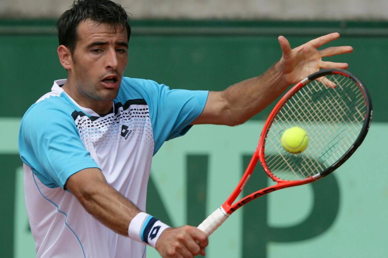 'Croatia\'s Ivan Dodig hits a return to Spain\'s Pere Riba during their Men\'s first round match in the French Open tennis championship at the Roland Garros stadium, on May 22, 2011, in Paris. The eve