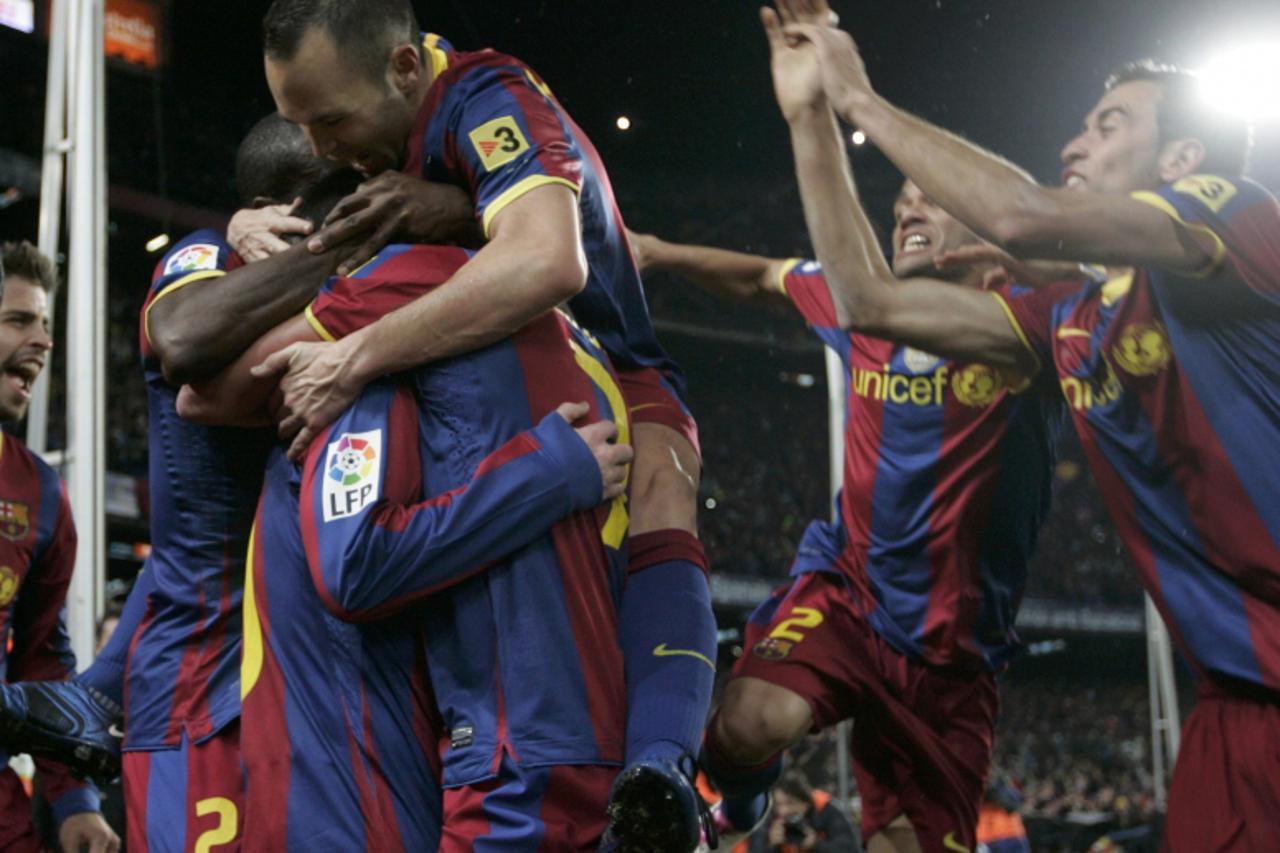 'Barcelona\'s players celebrate their fourth goal against Real Madrid scored by David Villa during their Spanish first division soccer match at Nou Camp stadium in Barcelona, November 29, 2010. REUTER