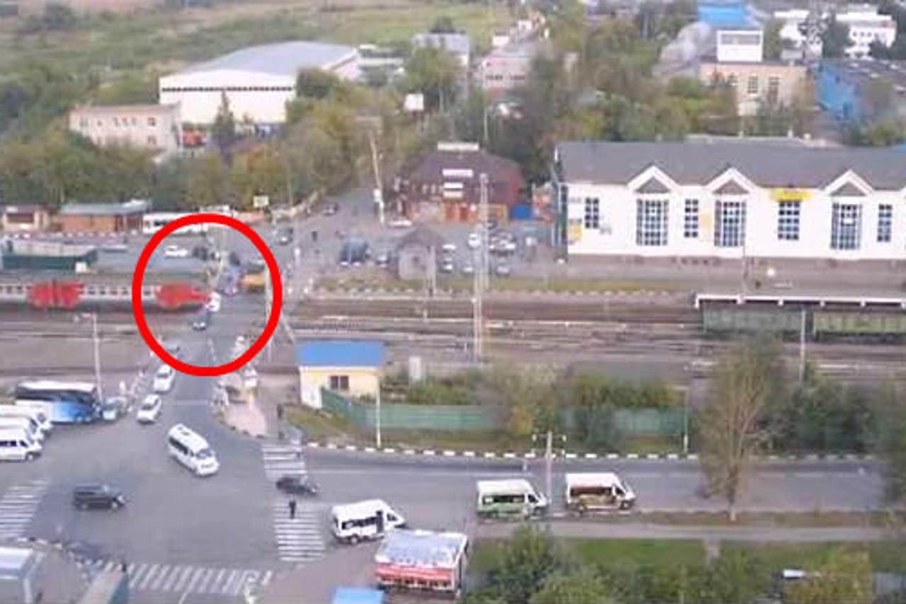 Vlak naletio na automobil na pružnom prijelazu u Moskvi