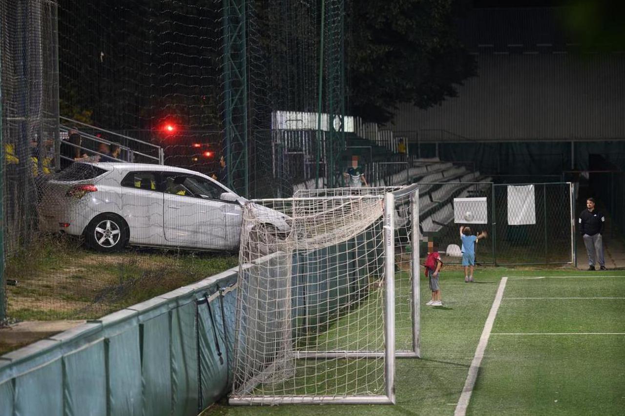Autom probio ogradu stadiona