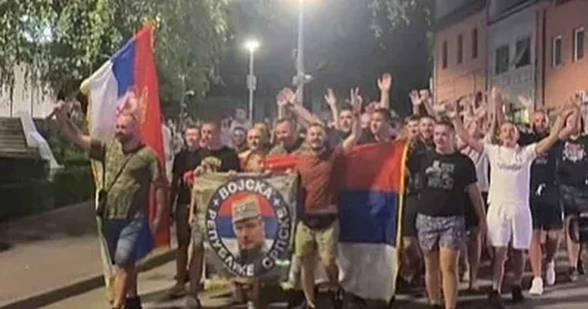VIDEO Scene iz bh. gradova: Stotine ljudi skandiralo ime ratnog zločinca Ratka Mladića, palili baklje i vatromet VIDEO Scene iz bh. gradova: Stotine ljudi skandiralo ime ratnog zločinca Ratka Mladića, palili baklje i vatromet