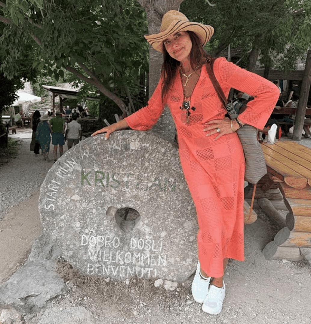Hollywoodska glumica Brooke Shields svoju destinaciju za odmor ovog je ljeta pronašla u Hrvatskoj. Naime, Brooke je prizore s odmora podijelila na društvenim mrežama, a čini se da je naša zemlja na nju ostavila snažan dojam. Mjesec dana nakon putovanja 61-godišnja zvijezda na Instagramu se prisjetila svojih hrvatskih avantura i otkrila da joj je upravo boravak kod nas bio jedan od najljepših trenutaka ljeta. "Vrhunac ljeta: najnevjerojatnije putovanje u Hrvatsku s najboljim ljudima", napisala je Shields uz niz fotografija koje je podijelila sa svojih 2,8 milijuna pratitelja, a koje je u međuvremenu sakrila s profila.