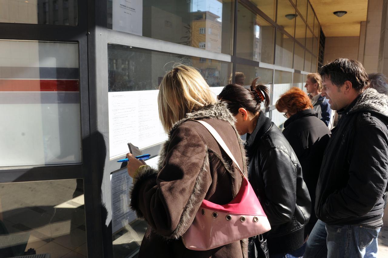 Zagreb,14.03.2011.(novosti)-ZAVOD ZA ZAPOSLJAVANJE-Novi kntigent nezaposlenih obilaze liste i ponude poslova foto Ognjen Alujevic