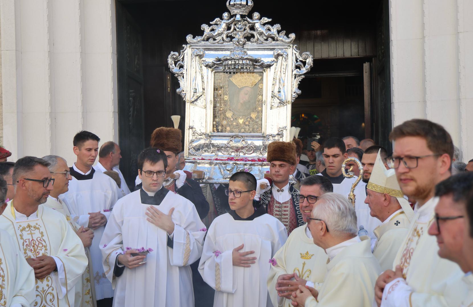 Posebno je svečano u najvećim hrvatskim marijanskim svetištima, među kojima su Marija Bistrica, Sinj, Trsat, Aljmaš, Remete i brojna druga mjesta.