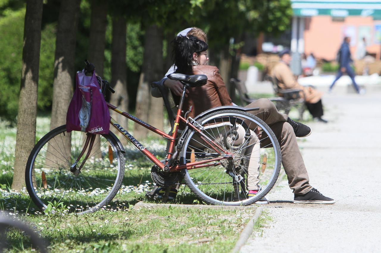 07.05.2014., Koprivnica - Gradjani koriste suncano i toplo vrijeme da sami ili s partnerom uzivaju u setnji  ili da kratko pobjegnu od uzurbanog zivota i gradske guzve. Neki kao da ne primjecuju ljepotu koja ih okruzuje jer su zadubljeni u razmisljanja o 