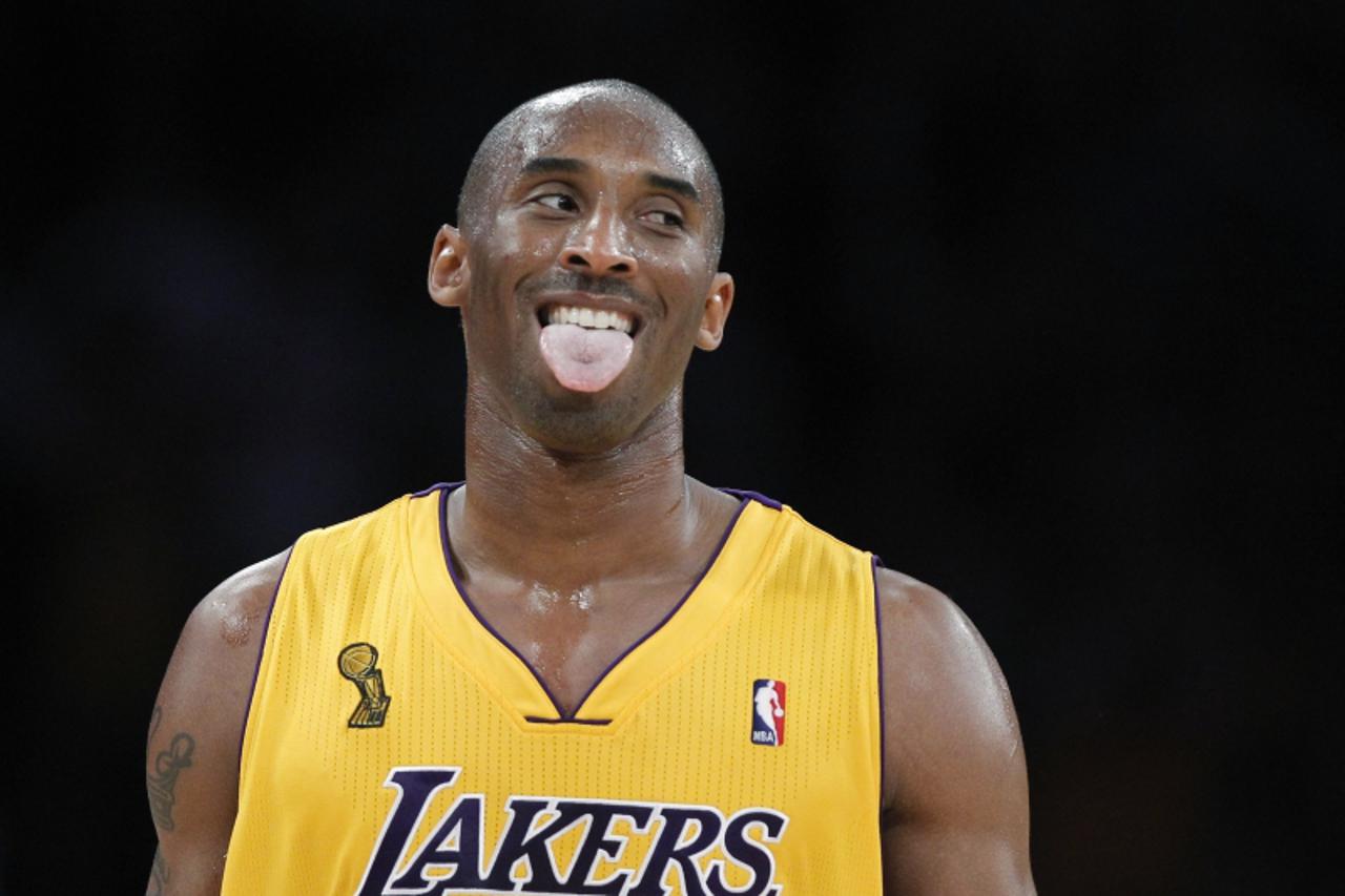 'Los Angeles Lakers Kobe Bryant celebrates a shot by Steve Blake against the Houston Rockets during the second half of their NBA game in Los Angeles, California October 26, 2010. REUTERS/Lucy Nicholso