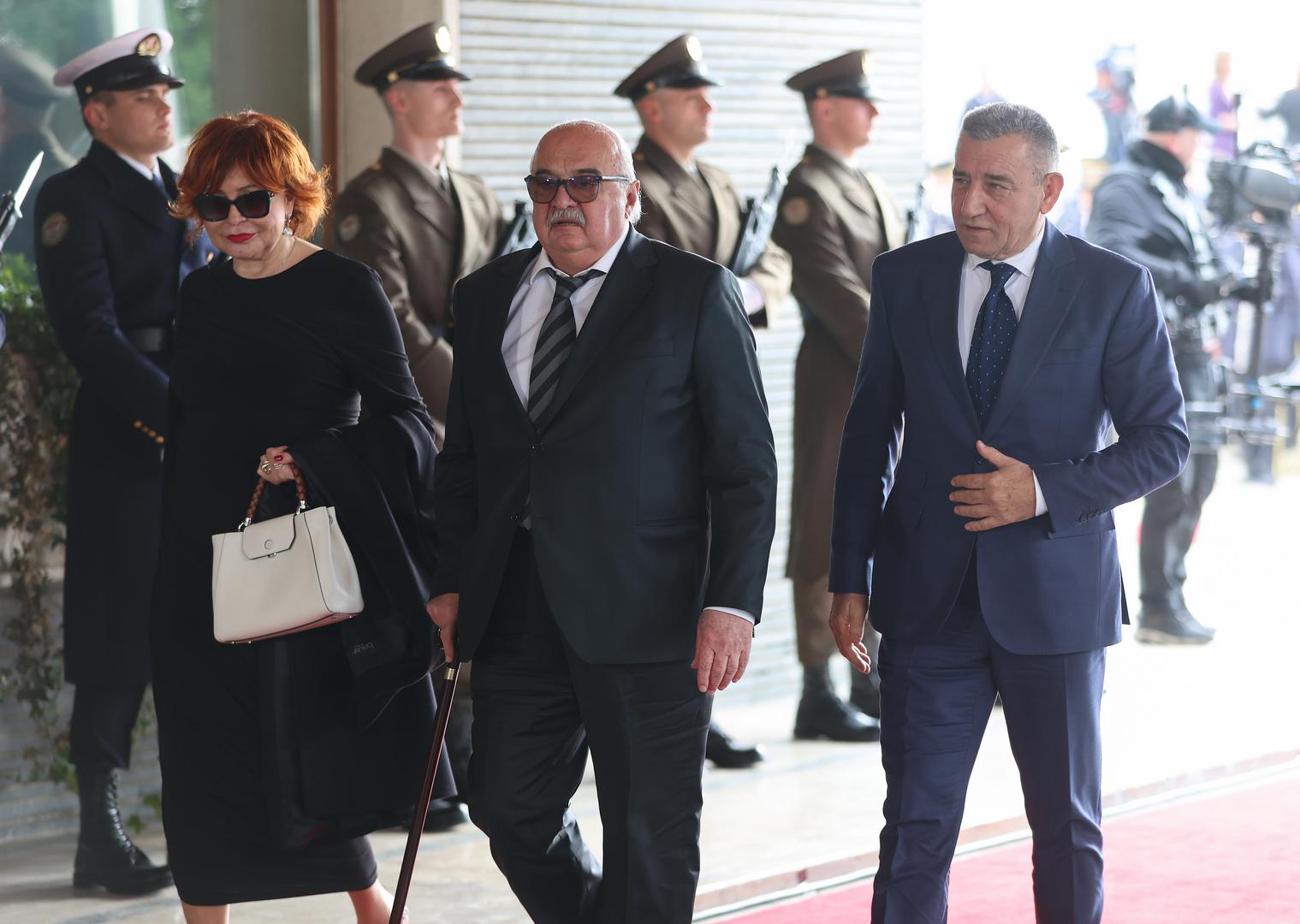 Ante Gotovina jedan je od rijetkih uzvanika koji se nije odlučio za crno odijelo, nego je odabrao tamnoplavo koje mu je savršeno pristajalo.