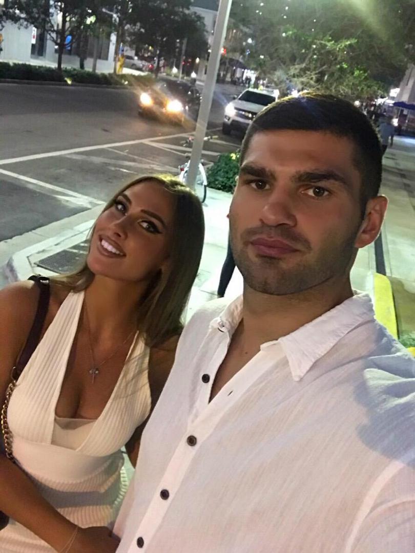 Marinela je i sama nekada bila aktivna sportašica. Godinama se bavila odbojkom, a istodobno je studirala na Ekonomskom fakultetu u Zagrebu. 