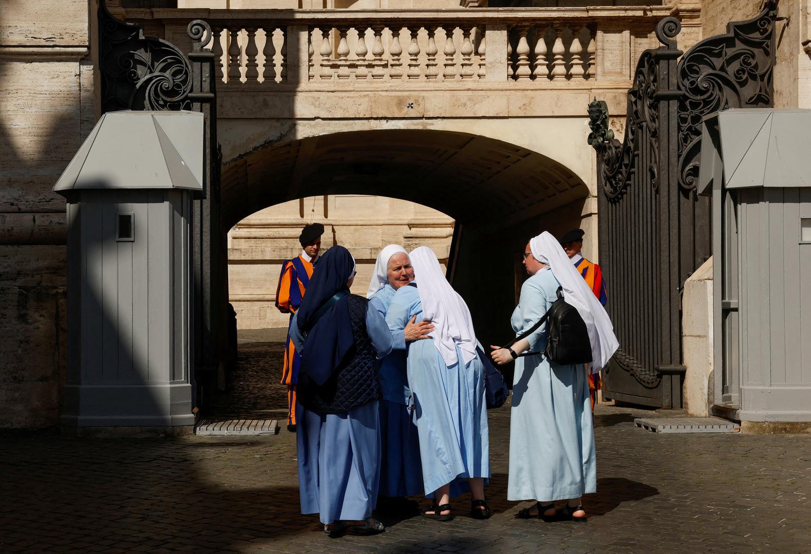 Najveća gužva je na Trgu sv. Petra. Tamo su tisuće ljudi. Svi su u svojim mislima na papu Franju
