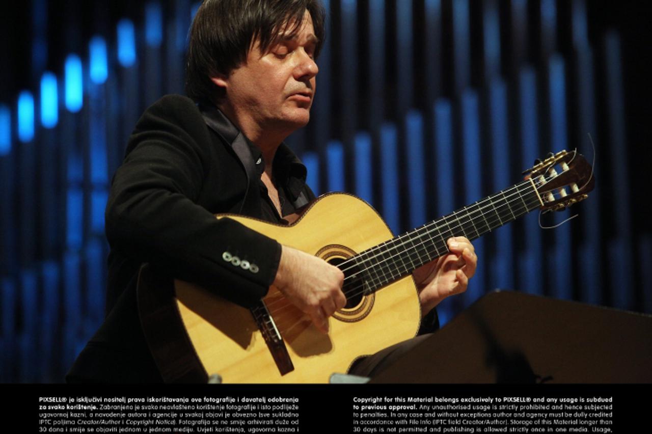 '27.04.2012., Zagreb - U koncertnoj dvorani Vatroslav Lisinski, nastupio je gitarist Edin Karamazov, zajedno s velikim orkestrom Zagrebacke filharmonije.  Photo: Zarko Basic/PIXSELL'